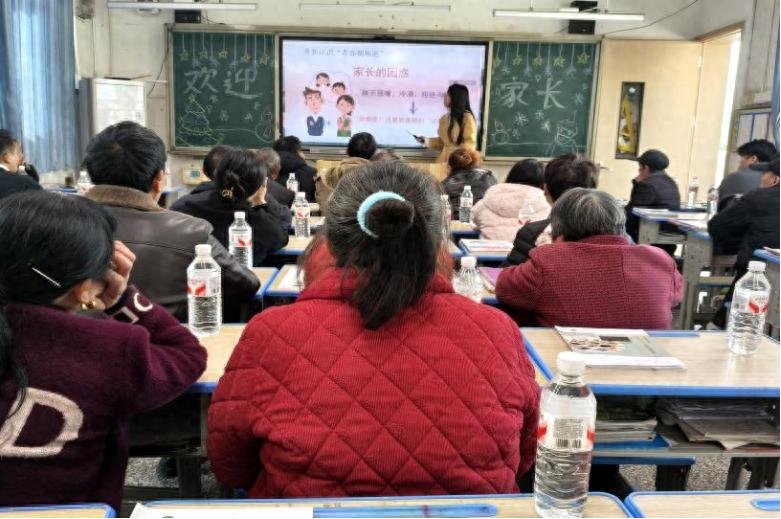 叛逆开篇成长路 家校携手伴征途——宜宾市南溪区黄沙镇中心小学校开展青春期教育专题讲座