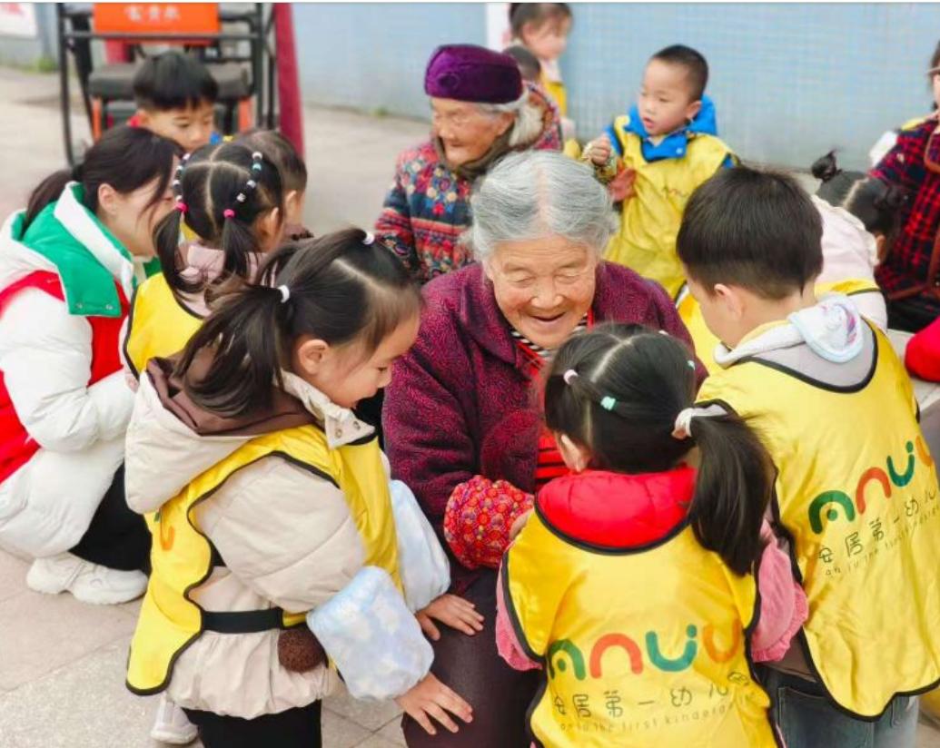 稚嫩童声暖冬日——安居一幼萌娃社区践行敬老情