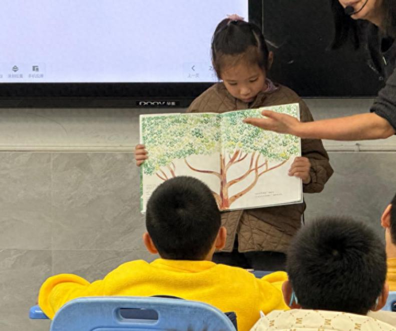 趣绘“字母树” 童声拼未来——宜宾市南溪区长江学校一年级（6）班绘本教学打通“课堂+生活”