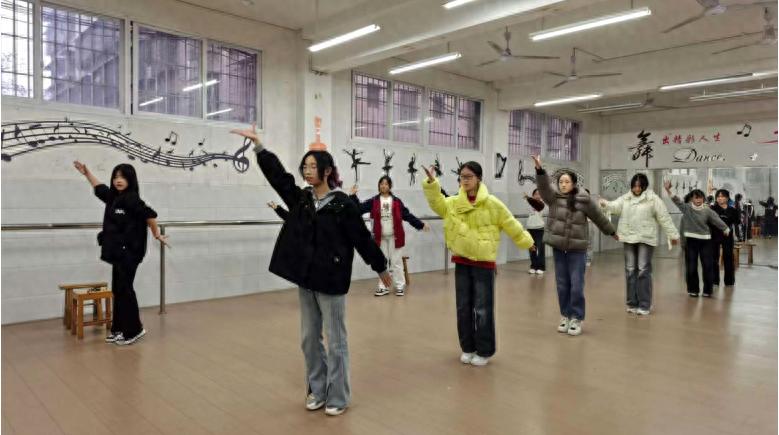 宜宾市南溪四中课后时光：走进云之月舞蹈社团