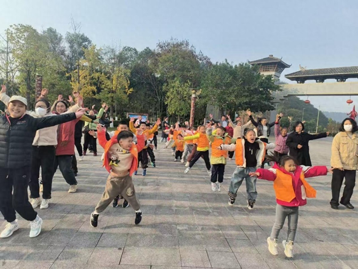 布里好时光 欢乐总动员——安居九幼开展户外寻秘暨亲子游戏活动