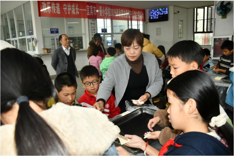 欢乐传递 守护成长——宜宾市一曼小学校开展关爱留守儿童团体心育活动