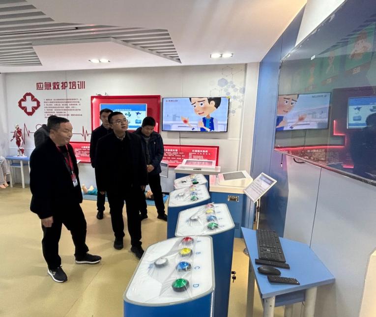 屏山县委常委、组织部部长温雪冰深入中都镇中心学校调研指导工作