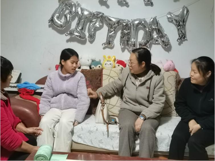 百名教师进千家 家校连心育新人——宜宾市一曼小学校以暖心家访为契机，扎实推进家校社协同育人