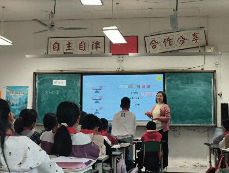 人人献课展风采 聚焦难点共提升——安居一小五年级数学组献课活动