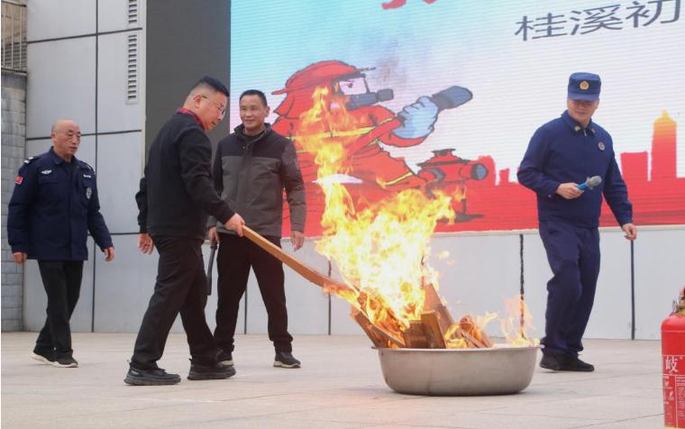 以练促防 守护平安——宜宾市南溪区桂溪初中开展消防应急疏散演练与技能培训