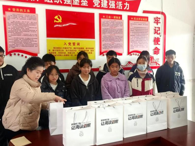 党建引领 红色民中——宜宾市筠连县老促会到民主中学开展红色教育基地调研慰问