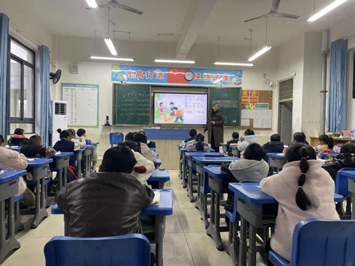 遂宁市语文视导专家组走进安居三小课堂