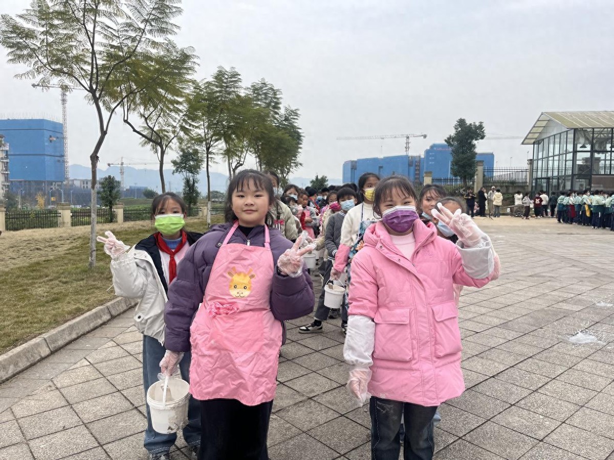 园林养护（树木刷白） 共赴自然与劳动之约——宜宾市南溪区长江学校“小雅农”化身“校园植物诊断师”