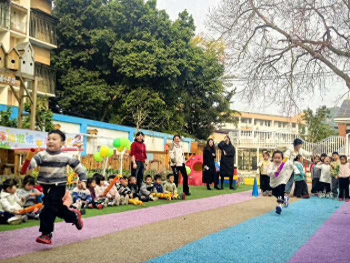 遂宁安居区白马教育督导组莅临白马幼儿园观摩指导冬季运动会