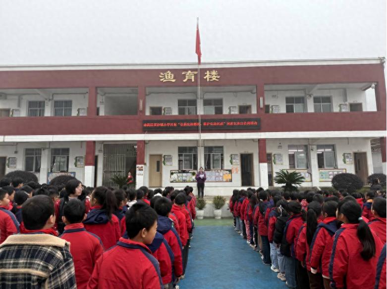 弘扬宪法精神 维护宪法权威——宜宾市南溪区黄沙镇中心小学校开展2025年宪法宣传周系列活动