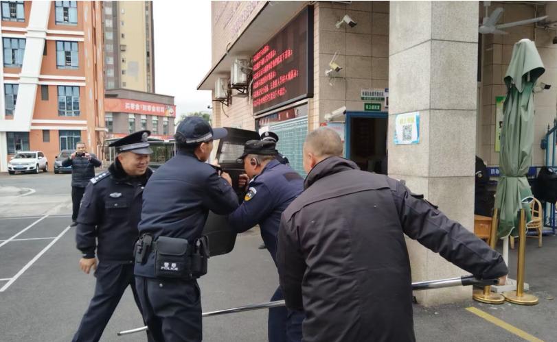 宜宾市南溪四中联合辖区派出所开展反恐防暴实战演练