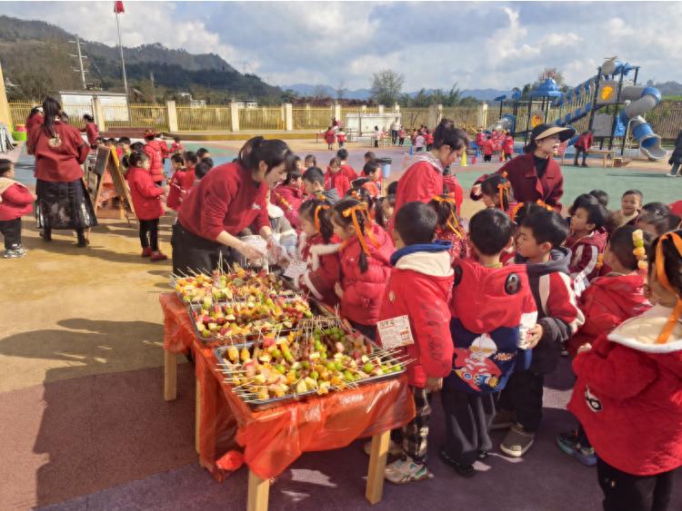 庙趣横生迎元旦 童乐飞扬贺新岁——宜宾市叙州区双龙镇中心幼儿园开展庆元旦主题庙会活动