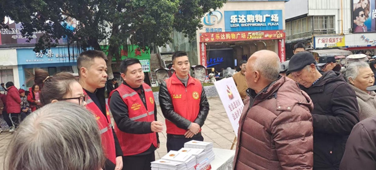 遂宁安居区退役军人事务局开展宪法进社区法治护老兵主题宣传活动