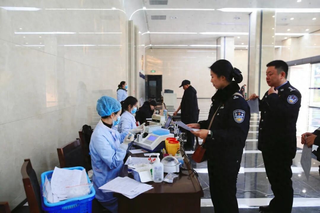 挽袖献热血，遂宁公安开展冬季无偿献血活动