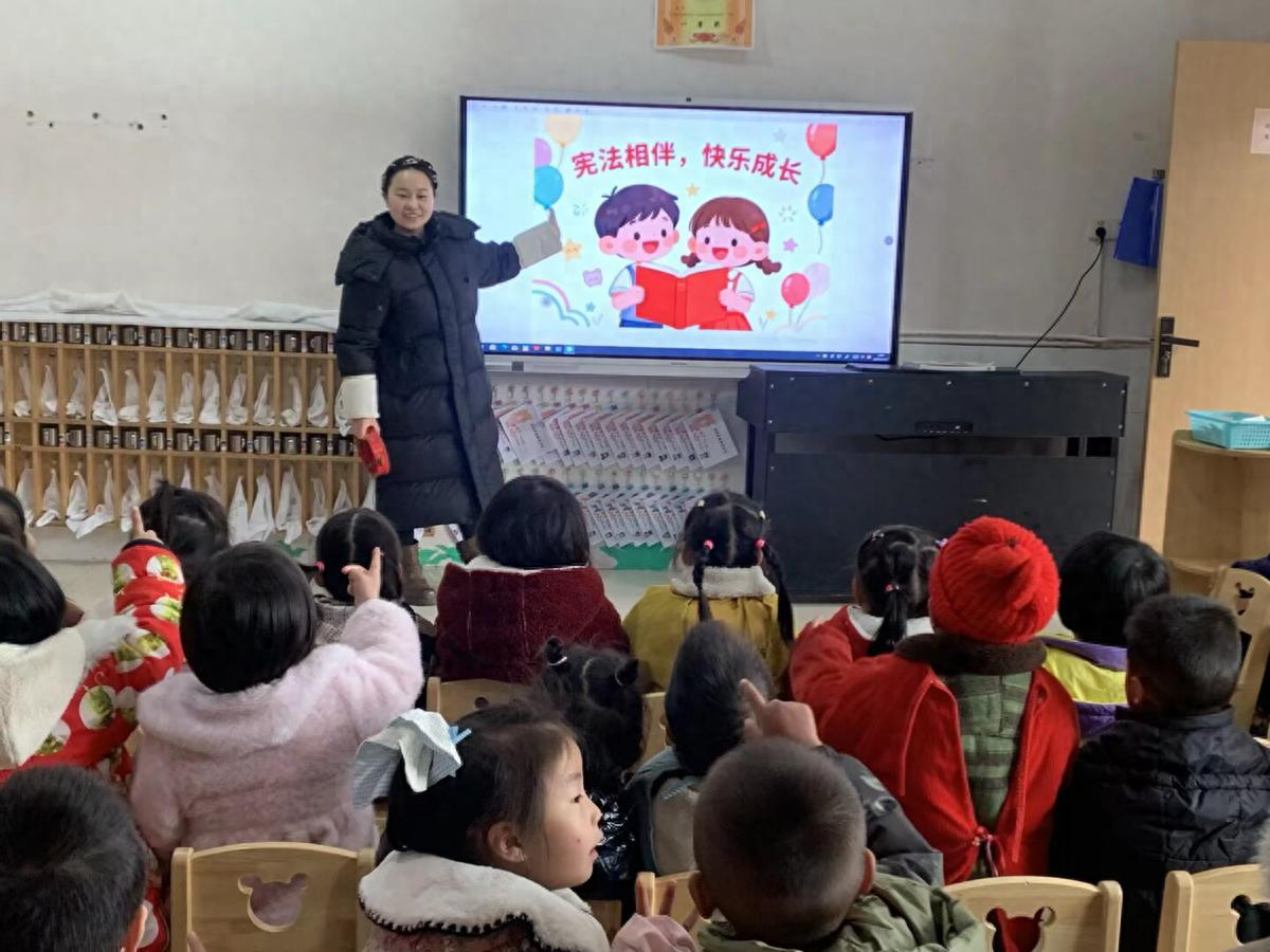 安居区白马镇中心幼儿园开展“宪法小卫士”主题教育活动