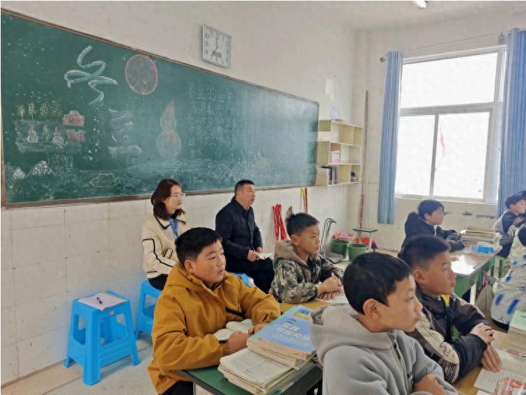 深耕教研沃土 培育质量之花——屏山县教体局到新安镇九年一贯制学校指导教学工作