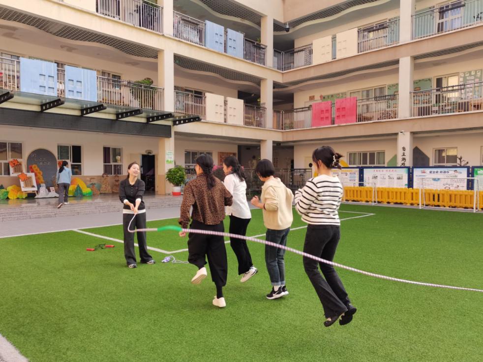 跃动绳彩 凝聚工心——遂宁安居区第一幼儿园工会开展教师跳绳活动