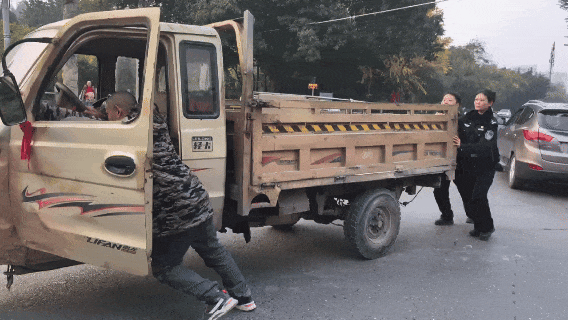 遂宁:出警途中遇堵情，警民携手推开“拦路虎”