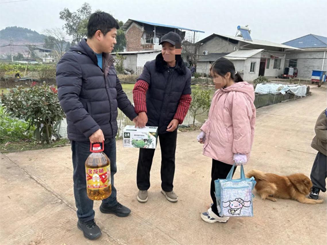 情暖元旦 爱伴成长——三家小学开展随班就读残疾儿童走访关爱活动