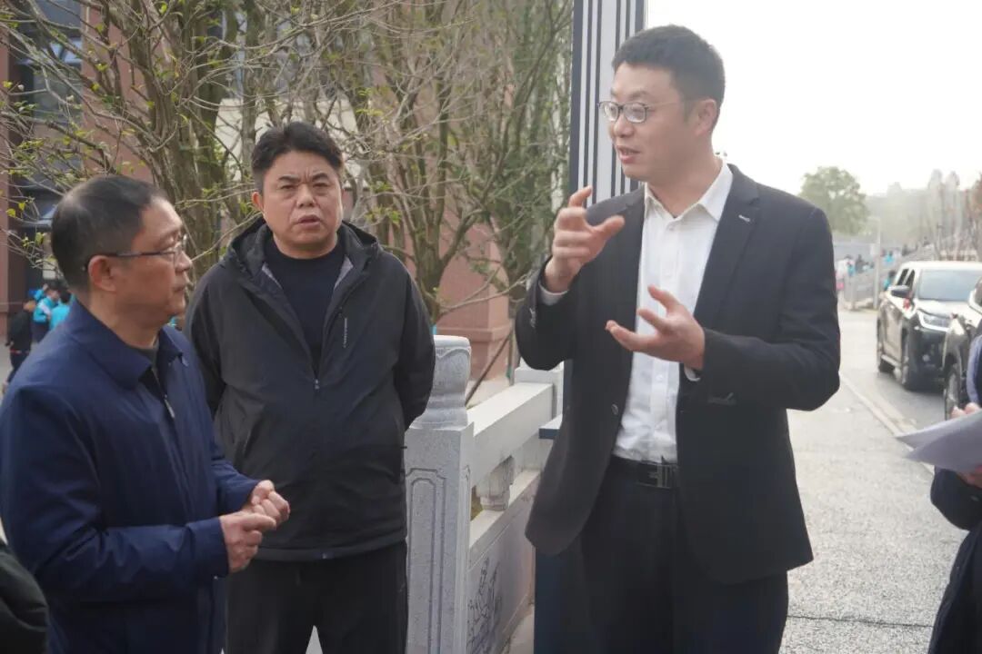 遂宁市教育局局长梁识栋一行督导组到遂宁一中调研校园安全工作