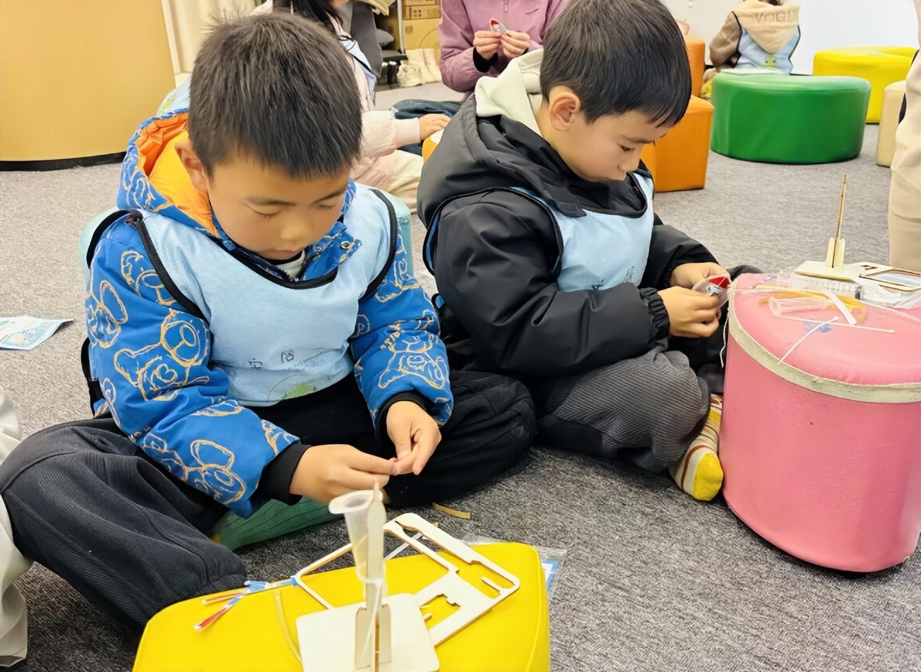 跟着智慧星赴阅读之约—安居二幼开展图书馆航天主题阅读实践活动