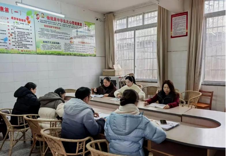 凝心聚力谋复习 精准施策促提升——宜宾市南溪四中九年级语文教研组召开专题教研会