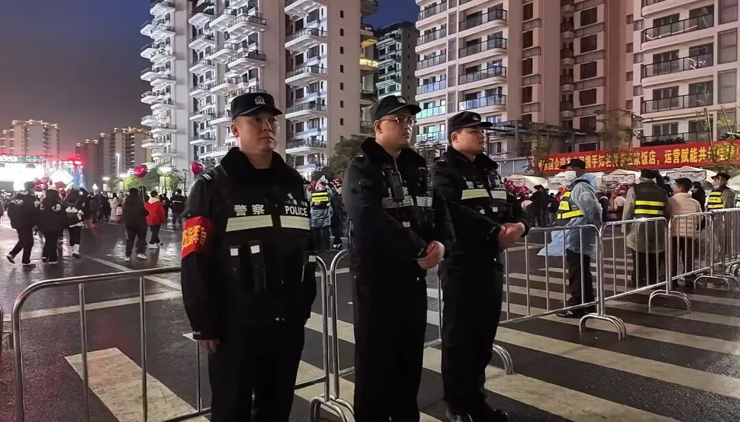 机器狗“硬核”助力！遂宁公安守护平安跨年夜