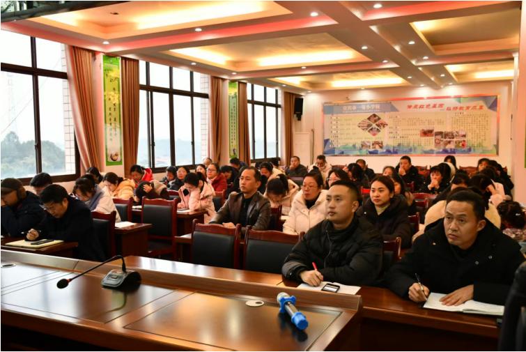 沟通为桥 伴成长同行——宜宾市一曼小学校开展心育沟通培训