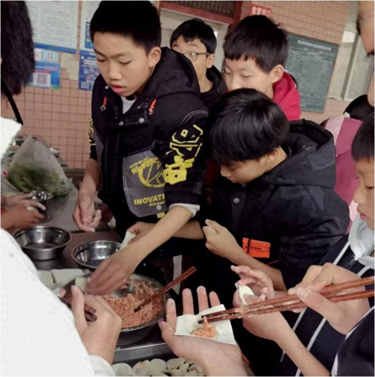 江安一中开展包抄手劳动实践活动