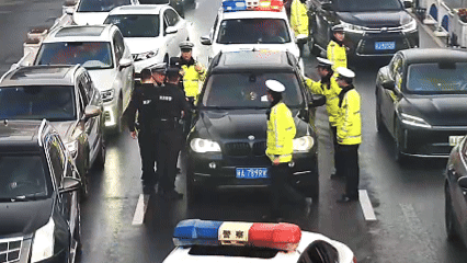 遂宁一辆黑色轿车红绿灯前“死机”5分钟，结局神反转！