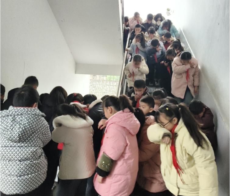 筑牢安全防线 锤炼应急本领——高县逸夫小学校开展消防、地震疏散演练