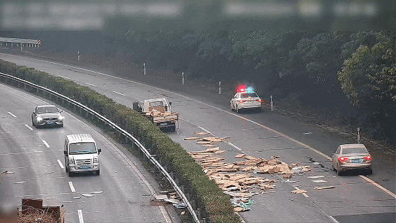 货车高速侧翻货物散落，遂宁民警途经现场紧急处置