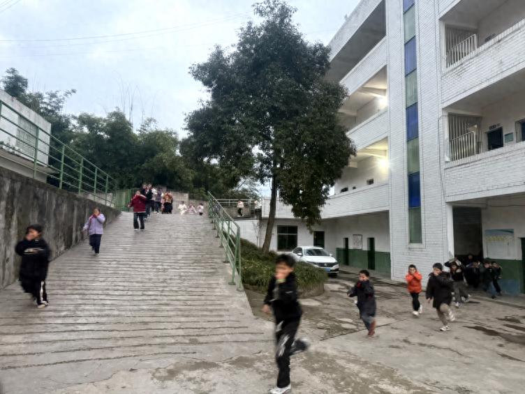 宜宾市叙州区双龙学校罗河小学校区开展住校生消防疏散演练