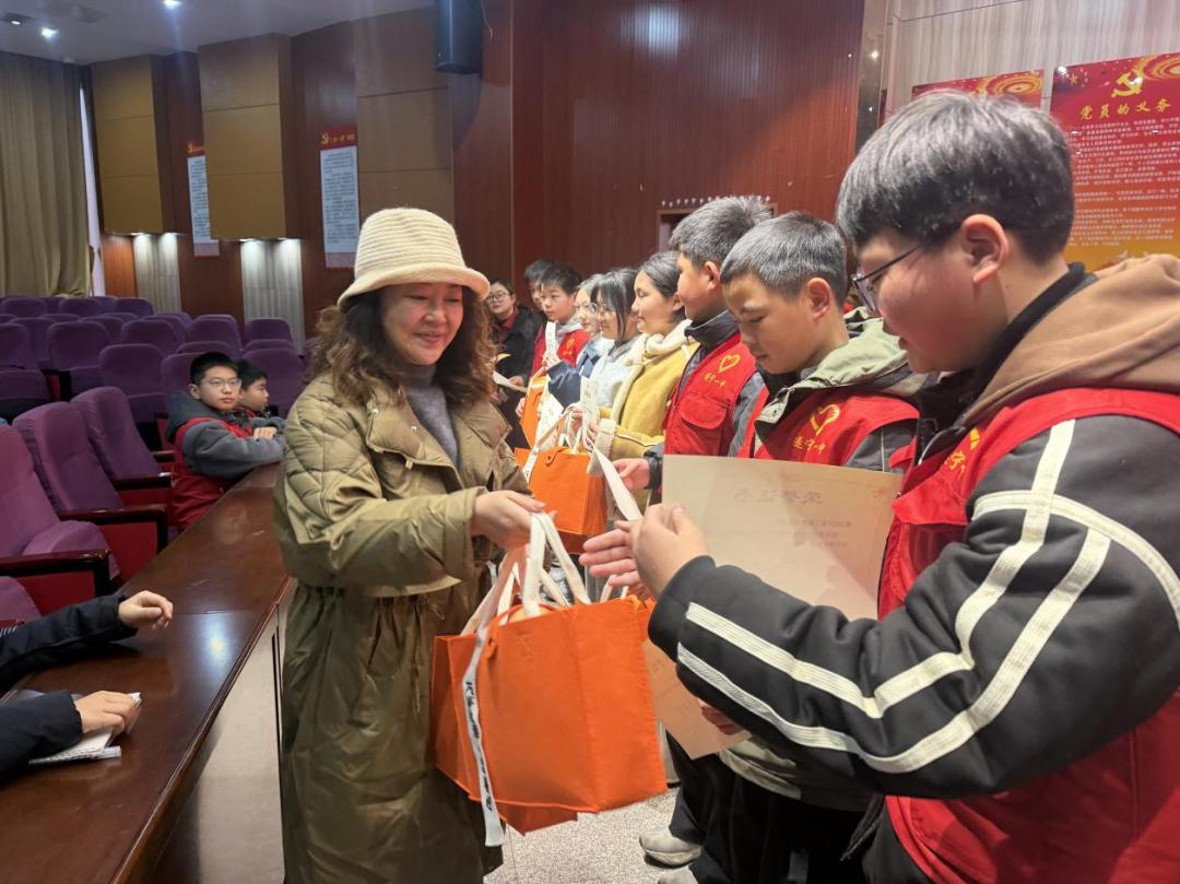 遂宁一中文苑校区学生会、志愿者工作总结大会圆满举行