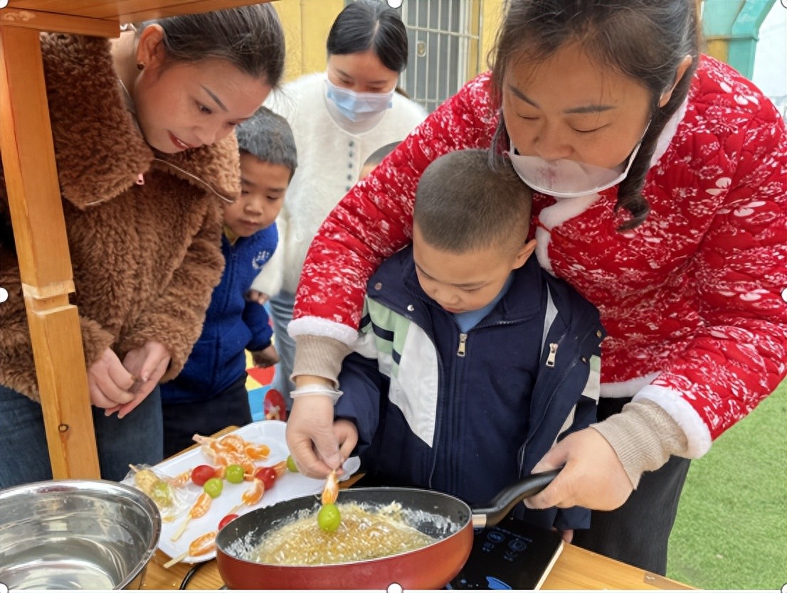 骏马迎新·会集童真——安居区白马镇中心幼儿园开展元旦庆祝活动