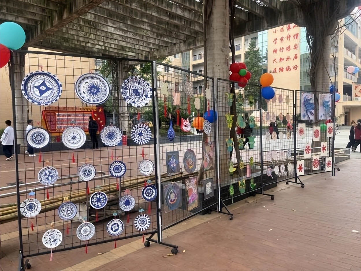 安居一小举办“童心永向党”庆元旦、迎新春学生书法绘画作品展