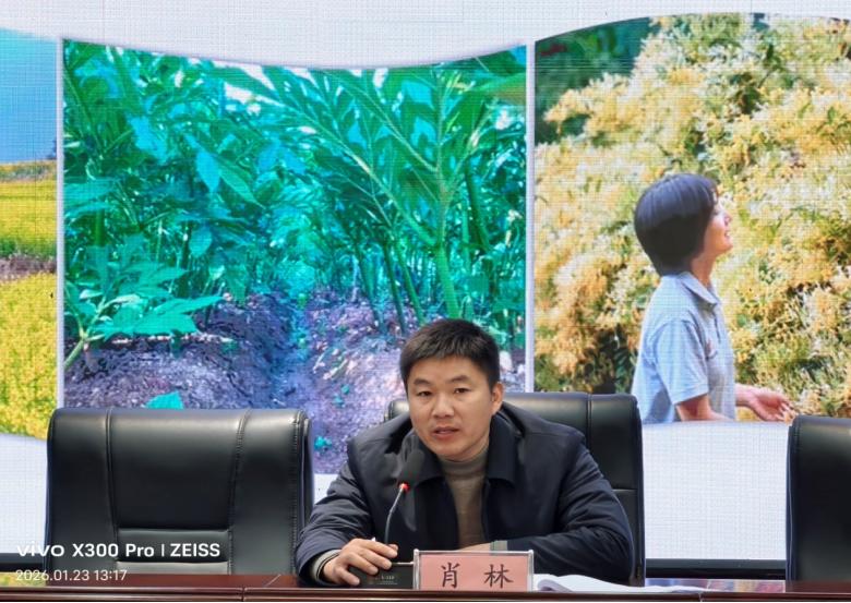 屏山县中都镇镇长肖林到中都镇中心学校开展思政教育活动