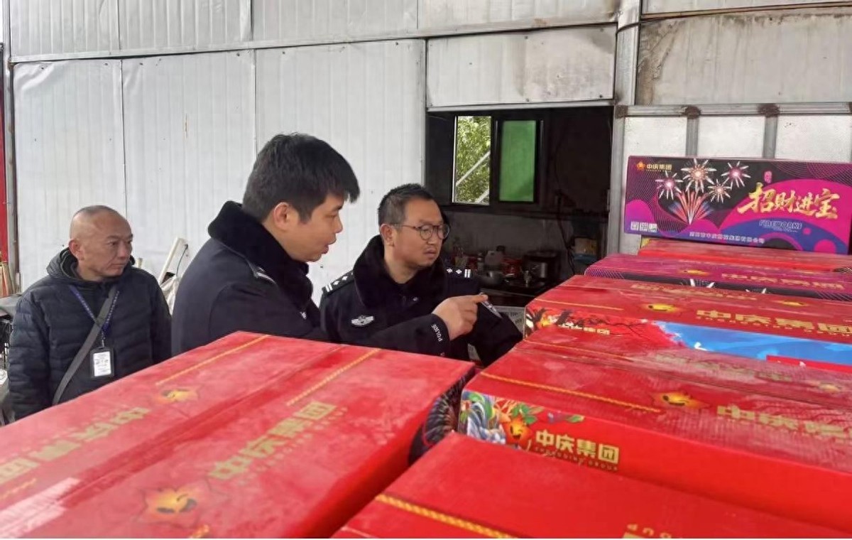 安居扎实开展烟花爆竹“打非治违”专项整治 筑牢岁末年初安全防线