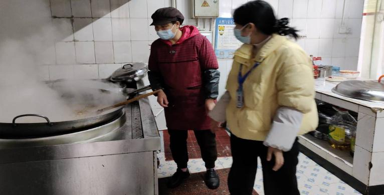 “食”刻把关 护生成长——宜宾市南溪区汪家镇政府相关部门到林丰学校开展食品安全检查