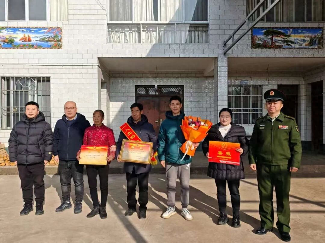 广元市利州区宝轮镇：送喜报扬正气 树典型促征兵