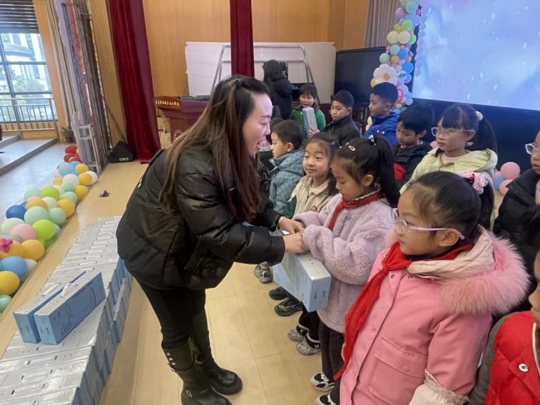 冬日暖童心 爱心助成长——宜宾市南溪区长江学校2025年度“爱心助学包裹”发放仪式圆满举行