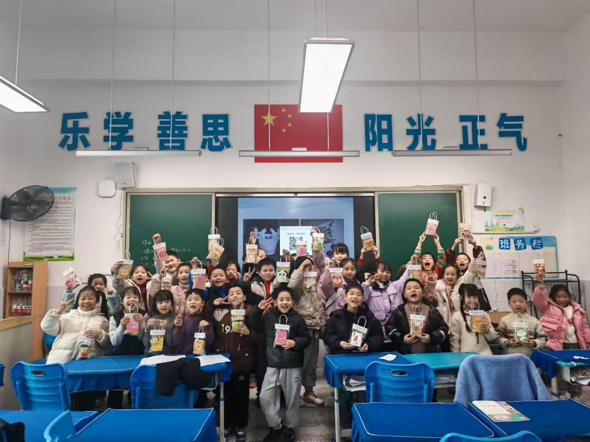 宜宾市南溪区福临小学校口袋乌龟编程课：在课后服务时光里 解锁计算思维新技能