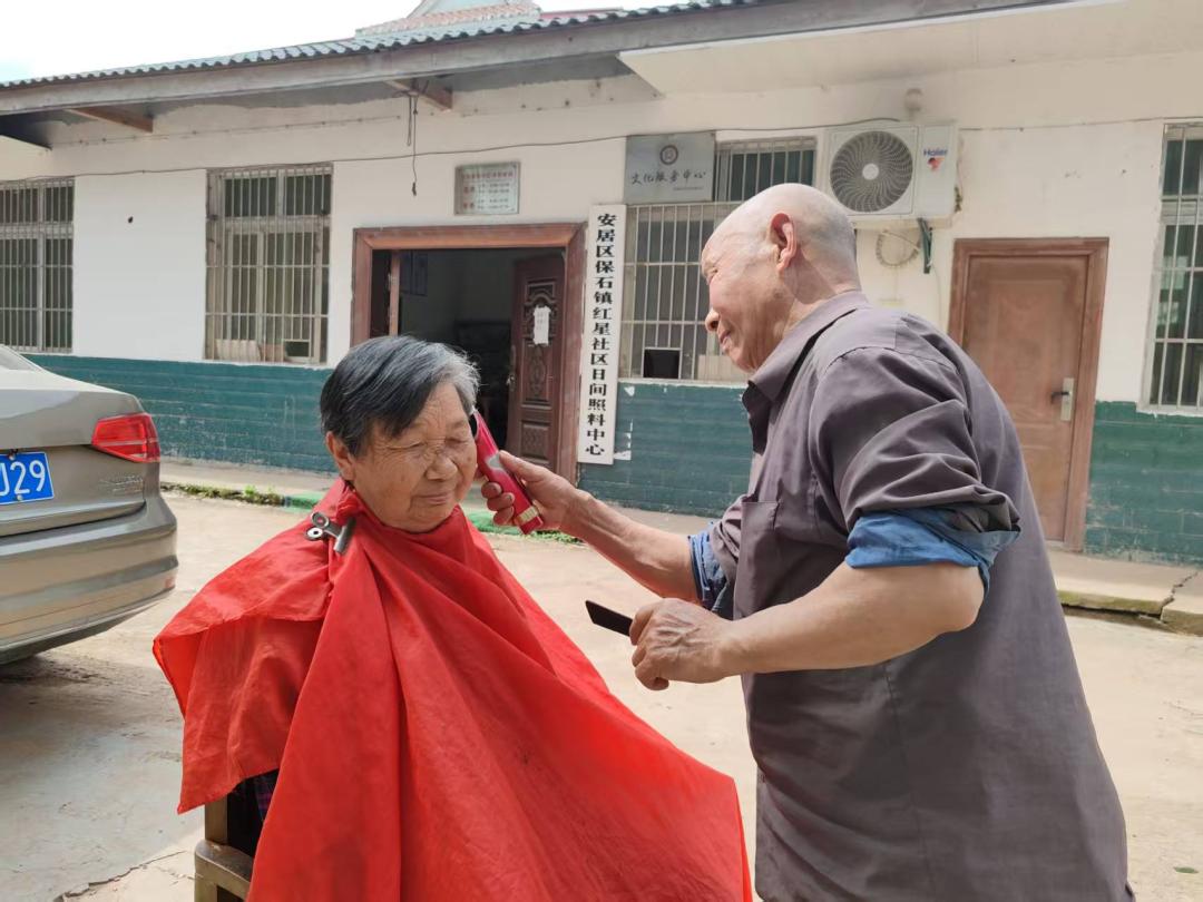 遂宁市安居区保石镇人大代表牵头办实事 便民惠老暖人心