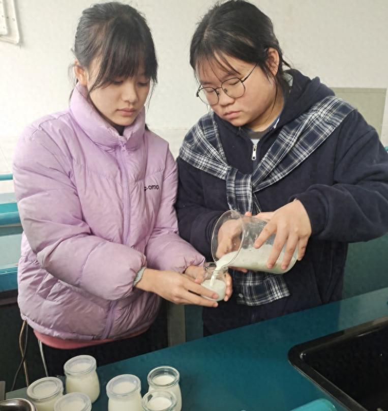 江安一中七年级开展劳动与生物跨学科融合酸奶制作活动