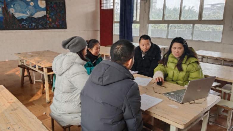 江安县淯江中学召开农村初中数学“1+N”学科融合作业设计课题