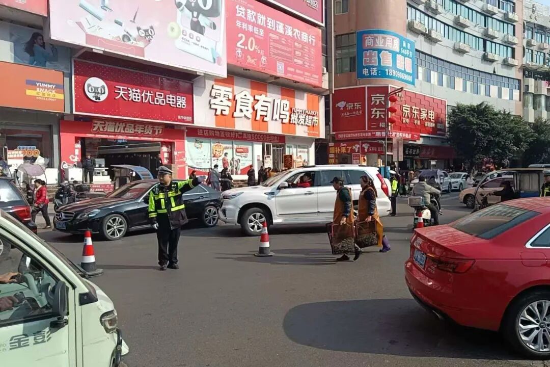 【遂宁公安新春故事】蓬溪：坚守护归途 温情暖民心