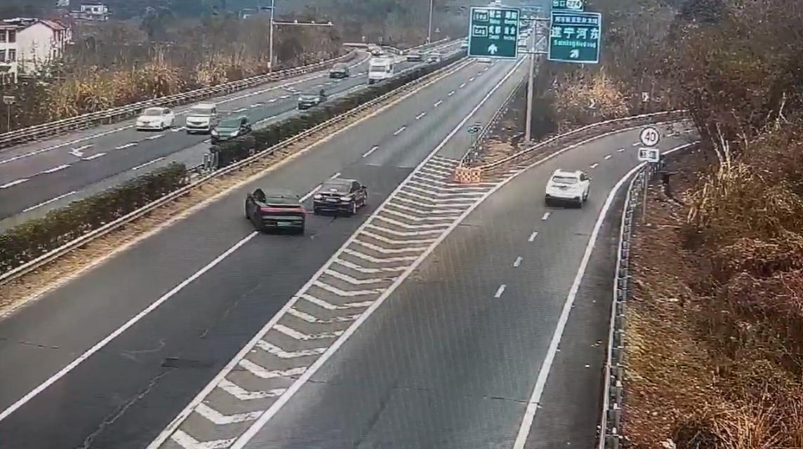 广安一女司机在遂宁高速主线上倒车被罚款200元记12分