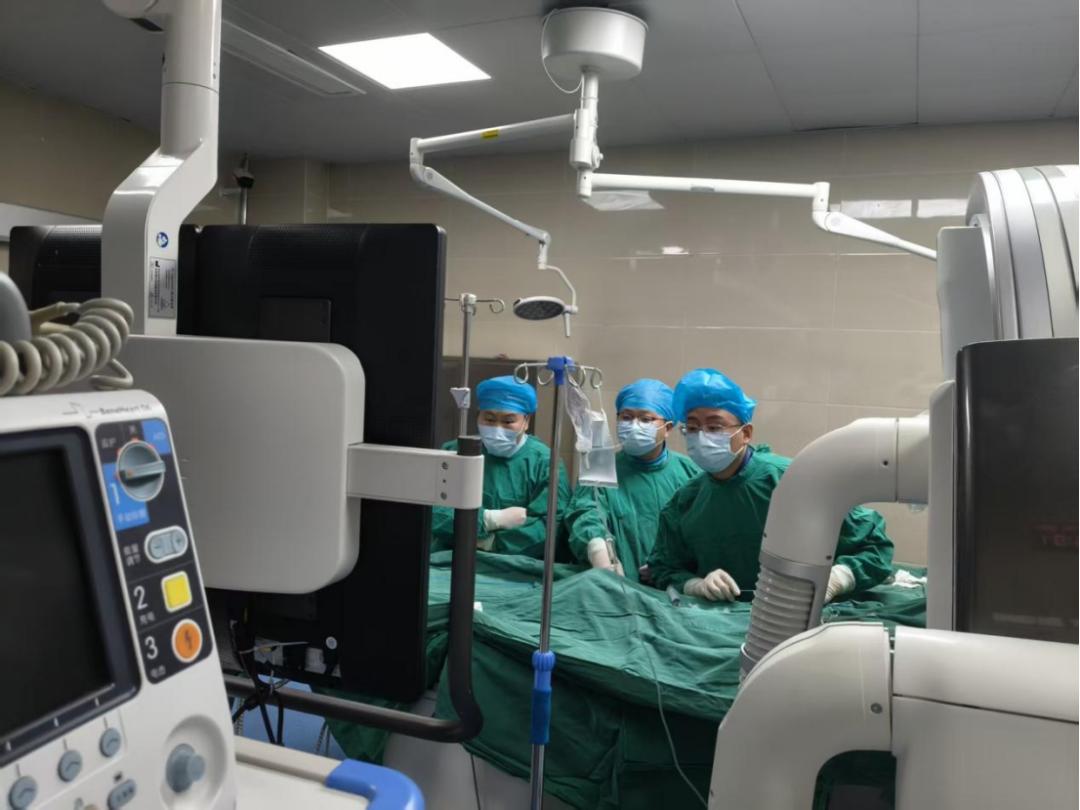 安医骨外科首闯 “血管禁区” 开展首例高龄复杂血管复合介入手术