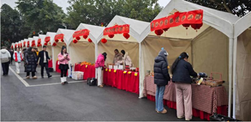 五育并举结硕果 手工作品展风采——江安县淯江中学手工作品亮相和美乡村文化节